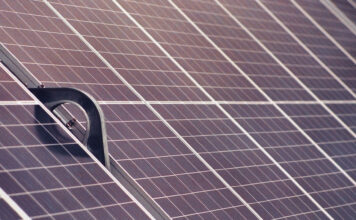 แรงดันแผง 18-60V: ตัวเลขที่นักติดตั้งโซล่าเซลล์มือใหม่มักมองข้าม และทำไมถึงสำคัญกว่าที่คิด แรงดันแผง 18-60V: ตัวเลขที่นักติดตั้งโซล่าเซลล์มือใหม่มักมองข้าม และทำไมถึงสำคัญกว่าที่คิด